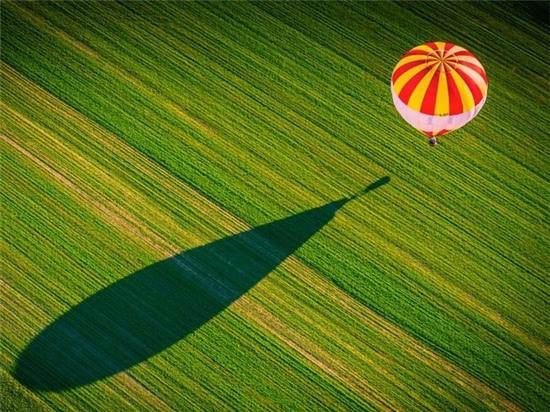 Công viên Gatineau, Ontario, Canada: Hình ảnh khinh khí cầu đang bay trên một vùng đất mênh mông thuộc Công viên Gatineau ở Ontario.