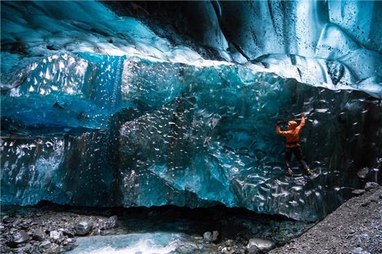 Einar Runar Sigurdsson giúp Buck có được những khoảnh khắc khám phá kỳ diệu. Cô thường đi kiểm tra các hang vào đầu mùa đông trước khi nhận tour.