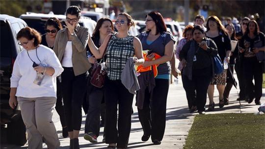 Những người bên trong tòa nhà được sơ tán an toàn. Ảnh: Los Angeles Times