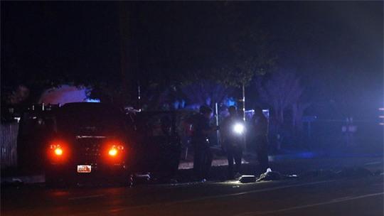 Cảnh sát tiếp tục đóng chốt tại San Bernardio khi màn đêm buông xuống. Ảnh: Los Angeles Times