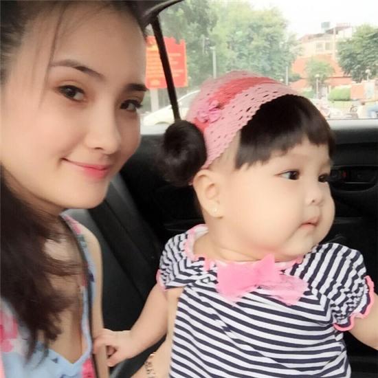  Không chỉ sở hữu nhan sắc xinh đẹp, Khánh Chi còn nhận được nhiều lời khen ngợi về cách chăm con. Con gái cô khá bụ bẫm, lanh lợi. 