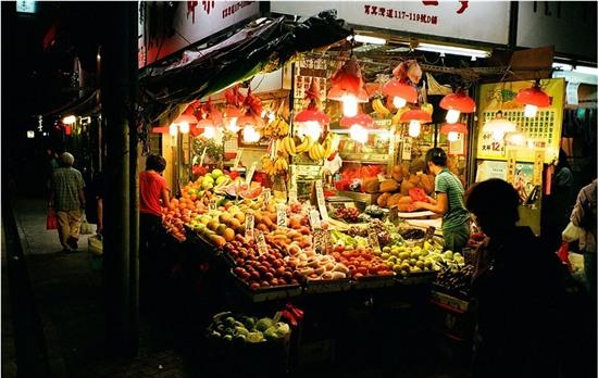 Quầy bán hoa quả tươi tại một góc phố ở Hong Kong. Ảnh: Davidhuiphoto / Picfair.