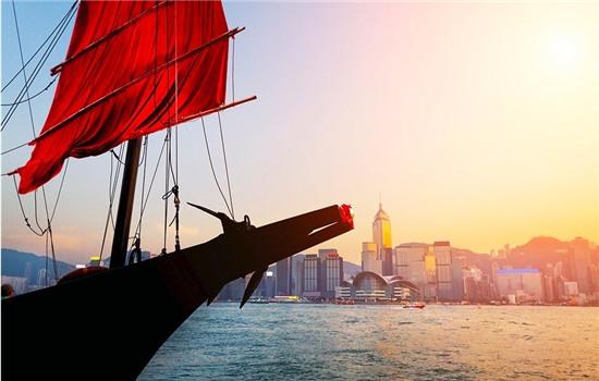 Tour thuyền quanh cảng Victoria, Hong Kong. Ảnh: Cozyta / Picfair.