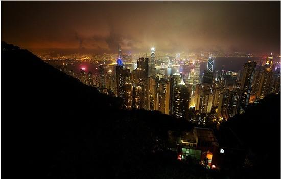 Một Hong Kong tráng lệ về đêm khi nhìn từ núi Victoria, nơi lý tưởng nhất để ngắm nhìn toàn cảnh thành phố. Ảnh: Chris Petersen-Clausen / Picfair.