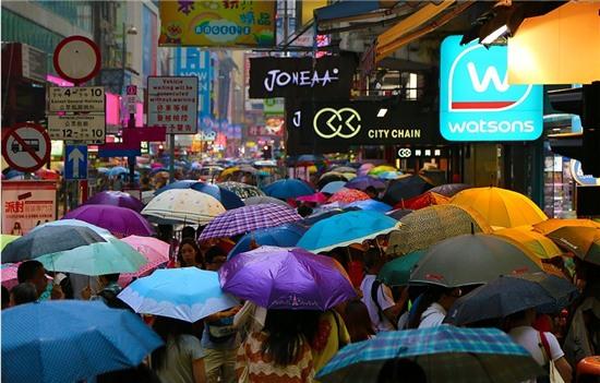 Thành phố Hong Kong tấp nập hơn trong một buổi chiều mưa. Ảnh: Paul Hogwood Photography / Picfair.
