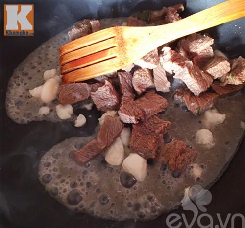 Đổi vị với thịt bò sốt măng tây thơm ngon, nóng hổi - 5