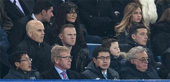 Tranh thủ đang nghỉ dưỡng thương, Rooney đưa con trai đầu lòng trở lại sân Goodison Park