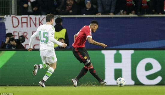 Thua ngược Wolfsburg 2-3, Man Utd cay đắng chia tay Champions League - Ảnh 3.