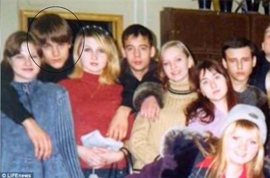Anatoly Tolik Zemlyanka (khoanh tròn) hồi còn thiếu niên. Ảnh: LIFE News