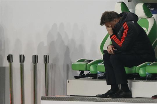 HLV Van Gaal cô đơn trên ghế chỉ đạo sau trận thua trước Wolfsburg Ảnh: REUTERS