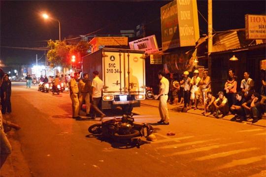 Hiện trường vụ va chạm giữa xe máy và xe tải gần giao lộ Hương lộ 80B-Trần Quang Cơ (quận 12) khiến ông Trần Ngọc Hòa tử vong