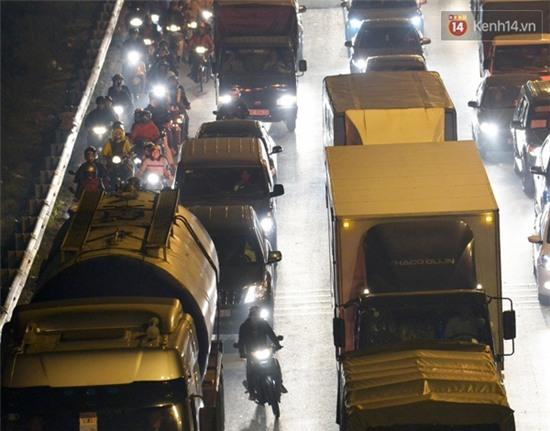 Hà Nội: Tai nạn giao thông nghiêm trọng, cầu Thanh Trì ùn tắc hơn 10km - Ảnh 10.