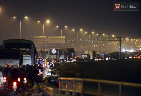 Hà Nội: Tai nạn giao thông nghiêm trọng, cầu Thanh Trì ùn tắc hơn 10km - Ảnh 2.