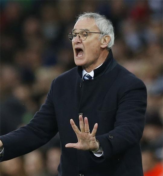 Mourinho (trên) lần đầu ở vị trí “kèo dưới” khi đối đầu Ranieri Ảnh: REUTERS