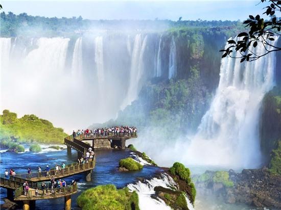 10. Foz do Iguacu, Brazil: Dòng thác hùng vĩ này gồm hơn 200 ngọn thác đơn, có thể ngắm cảnh bằng trực thăng, đi bộ hoặc bè.