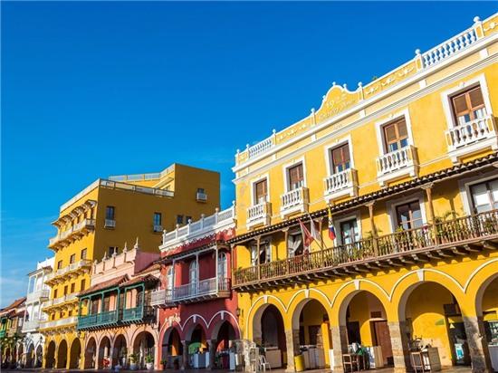 2. Cartagena, Colombia: Nằm trên bờ biển Caribbe với những bãi biển tuyệt đẹp và một thị trấn cổ, những con đường trải sỏi, những nhà thờ lớn và những bức tường cổ kính, nơi đây được UNESCO công nhận là di sản thế giới. 