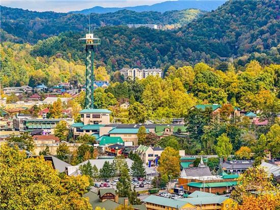 4. Gatlinburg, Tennessee: Nằm ở cổng công viên quốc gia Great Smoky Mountains, công viên có nhiều du khách ghé thăm nhất, Gatlinburg có những điểm hấp dẫn riêng, như Downtown Parkway tràn ngập các nhà hàng cửa hiệu.