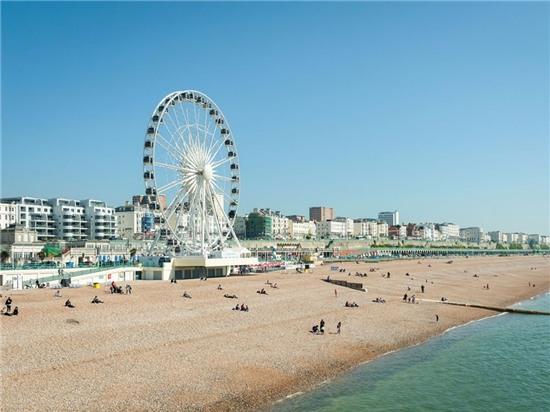 6. Brighton, Anh: Bãi biển nổi tiếng này mang lại mọi thứ du khách cần, từ bến tàu nhộn nhịp, những con đường dành cho xe đạp, kiến trúc tinh tế và cả vùng đồng quê xinh đẹp. Vào mùa hè, nơi đây rộn ràng với cuộc sống về đêm, các lễ hội và khu mua sắm náo nhiệt.
