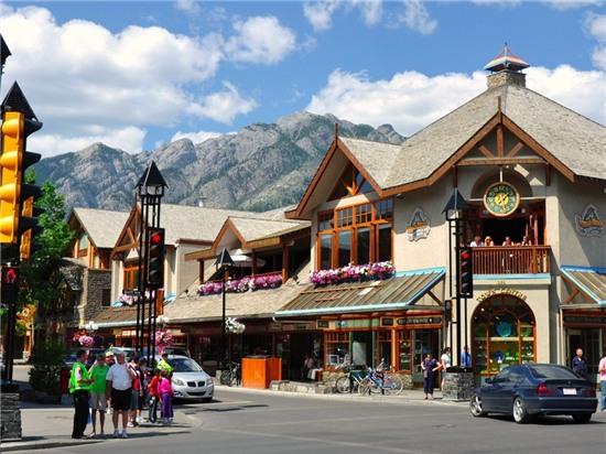 8. Banff, Alberta: Nằm trong công viên quốc gia Banff ở Canada, Banff có khung cảnh tuyệt vời, những khu nhà nghỉ sang trọng và các khu trượt tuyết. Nơi đây còn có rất nhiều nhà hàng, cửa hiệu phục vụ du khách.