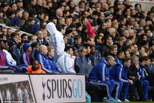  Costa ném áo về phía HLV Mourinho trogn trận hòa Tottenham 