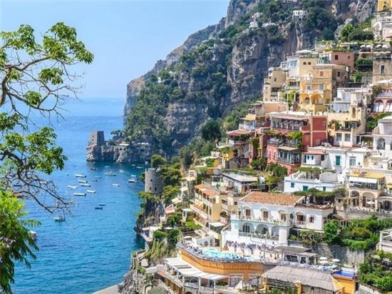 Nhờ có khách sạn Le Sirenuse nổi tiếng và cảnh biển tuyệt đẹp, Positano là một trong những thị trấn ven biển đẹp nhất Italy.
