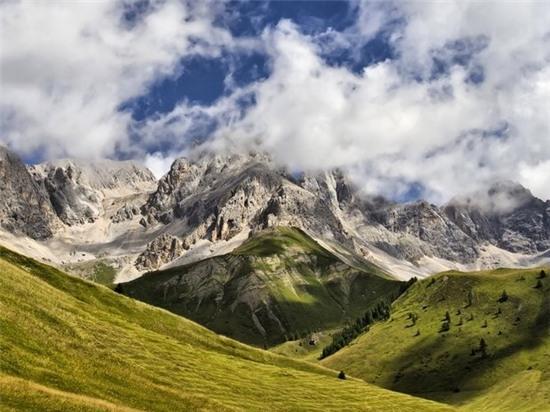 San Pellegrino Pass, Dolomites là một trong những địa điểm lý tưởng để leo núi, trượt tuyết ở phía đông bắc Italy.