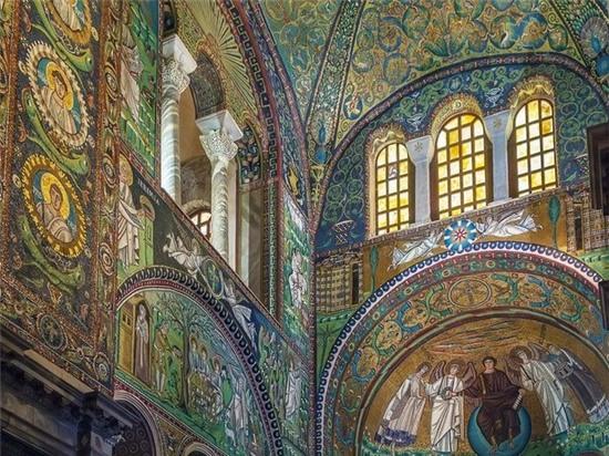 Basilica of San Vitale, Ravenna là nơi du khách có thể trở về quá khứ với nghệ thuật, kiến trúc và nhà thờ xây dựng từ năm 526.