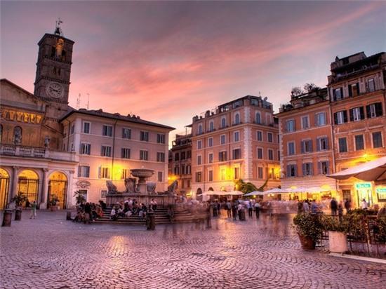 Trastevere, Rome vốn là địa phận của tầng lớp lao động, nhưng giờ đã trở thành địa danh ẩm thực nổi tiếng với những chợ trời bán các loại đồ ăn.