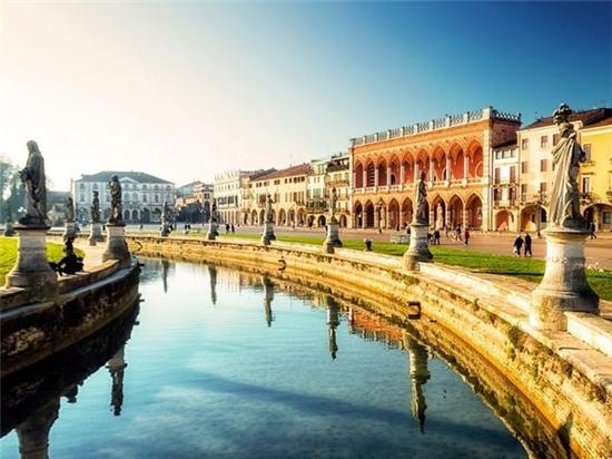 Prato della Valle, Padua, quảng trường lớn nhất Italy là nơi có nhiều chợ trời, kênh đào và không gian xanh tuyệt đẹp.