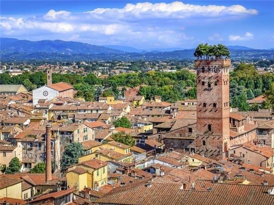Lucca, Tuscany với những cửa hiệu đồ cổ, gần 100 nhà thờ là địa điểm lý tưởng cho kỳ nghỉ.
