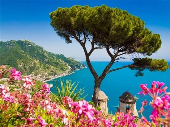 Villa Rufolo, Ravello là ngôi biệt thự được xây dựng từ thế kỷ 13 nhìn ra bờ biển Amalfi. Biệt thự có khu vườn quanh năm hoa nở cùng những giai thoại âm nhạc từ những năm 1800.
