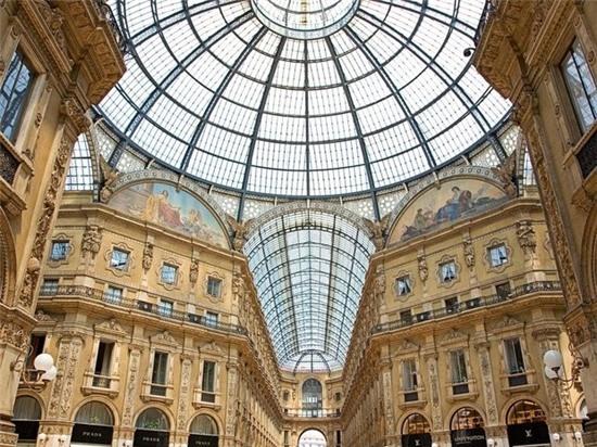 Milan nổi tiếng với thời trang, kiến trúc, ẩm thực. Ngay cả những khu mua sắm như Galleria Vittorio Emanuele II cũng rất ấn tượng.