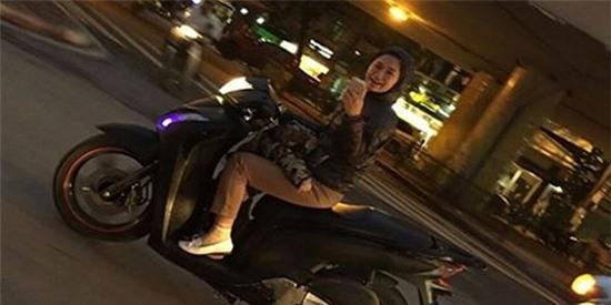 Thót tim: Mẹ Việt hồn nhiên chạy xe máy chở con nhỏ ngủ say “sắp rơi”