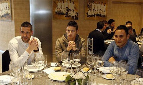 Ronaldo, James Rodriguez… thờ ơ trong bữa tiệc Giáng sinh của Real Madrid - Ảnh 5.