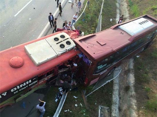 Xe giường nằm tông nhau trên cao tốc Nội Bài - Lào Cai, 2 vợ chồng tử vong - Ảnh 1.