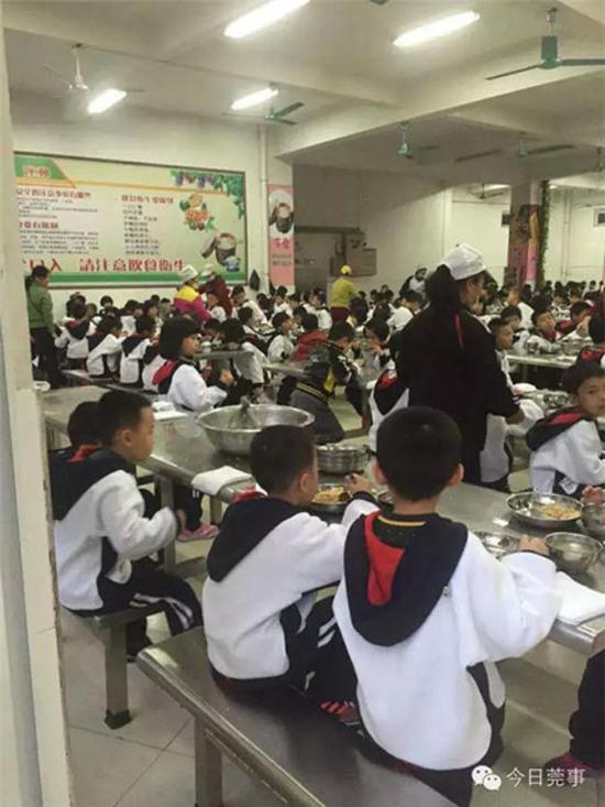 Các học sinh trong nhà ăn của trường mẫu giáo thực nghiệm Nam Khai. 