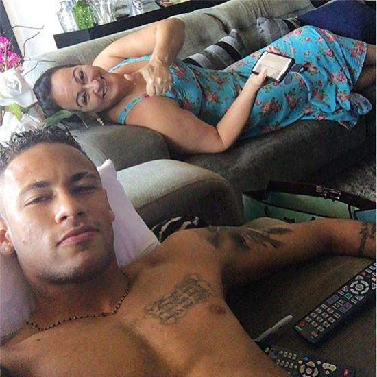 Neymar cởi trần, selfie