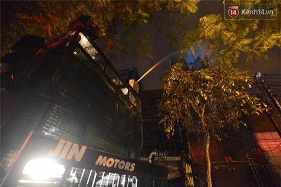 Hà Nội: Dùng xe đặc chủng của CSCĐ Bộ Công an cứu hỏa trong đêm - Ảnh 15.