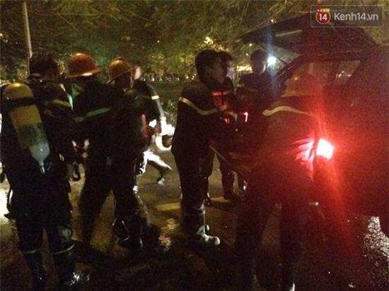 Hà Nội: Dùng xe đặc chủng của CSCĐ Bộ Công an cứu hỏa trong đêm - Ảnh 16.