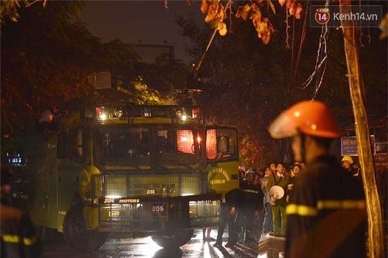 Hà Nội: Dùng xe đặc chủng của CSCĐ Bộ Công an cứu hỏa trong đêm - Ảnh 17.