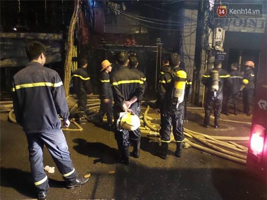 Hà Nội: Dùng xe đặc chủng của CSCĐ Bộ Công an cứu hỏa trong đêm - Ảnh 18.