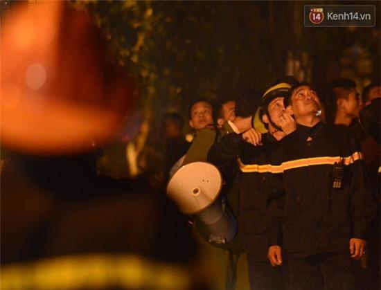 Hà Nội: Dùng xe đặc chủng của CSCĐ Bộ Công an cứu hỏa trong đêm - Ảnh 21.