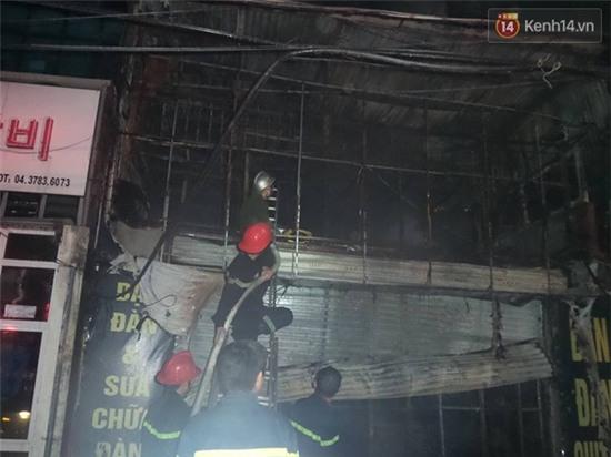 Hà Nội: Dùng xe đặc chủng của CSCĐ Bộ Công an cứu hỏa trong đêm - Ảnh 22.