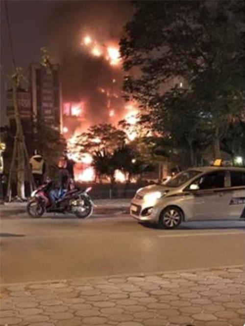 Hà Nội: Dùng xe đặc chủng của CSCĐ Bộ Công an cứu hỏa trong đêm - Ảnh 2.