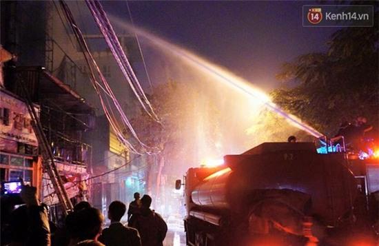 Hà Nội: Dùng xe đặc chủng của CSCĐ Bộ Công an cứu hỏa trong đêm - Ảnh 9.