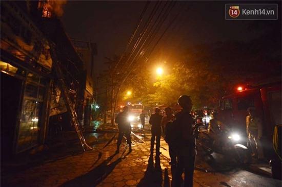 Hà Nội: Dùng xe đặc chủng của CSCĐ Bộ Công an cứu hỏa trong đêm - Ảnh 11.