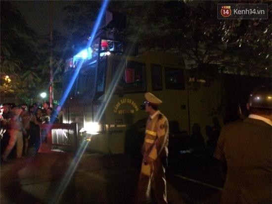Hà Nội: Dùng xe đặc chủng của CSCĐ Bộ Công an cứu hỏa trong đêm - Ảnh 12.