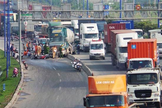 Xe bồn tông liên hoàn 6 xe máy trên xa lộ Hà Nội, giao thông ùn ứ nghiêm trọng - Ảnh 1.