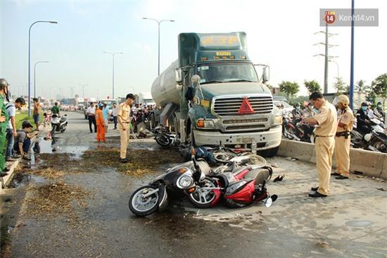 Xe bồn tông liên hoàn 6 xe máy trên xa lộ Hà Nội, giao thông ùn ứ nghiêm trọng - Ảnh 2.