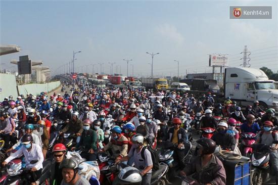 Xe bồn tông liên hoàn 6 xe máy trên xa lộ Hà Nội, giao thông ùn ứ nghiêm trọng - Ảnh 5.